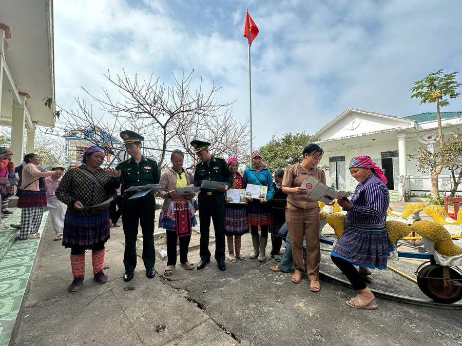 Bộ đội Biên phòng tỉnh Tuyên Quang cùng chính quyền xã Thàng Tín tuyên truyền phòng chống mua bán người.