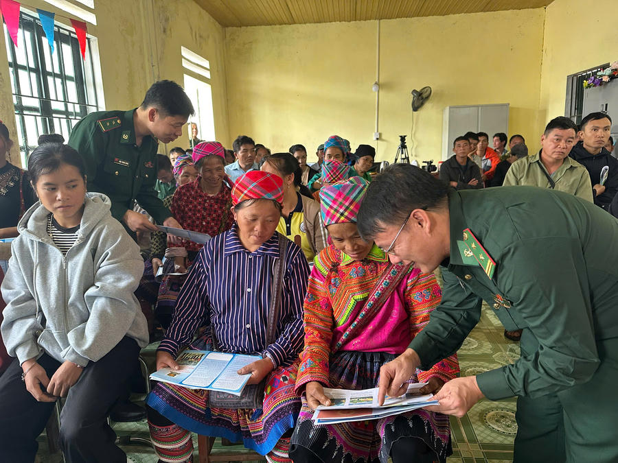 Cán bộ Biên phòng kết hợp sử dụng tiếng dân tộc tuyên truyền tới người dân.