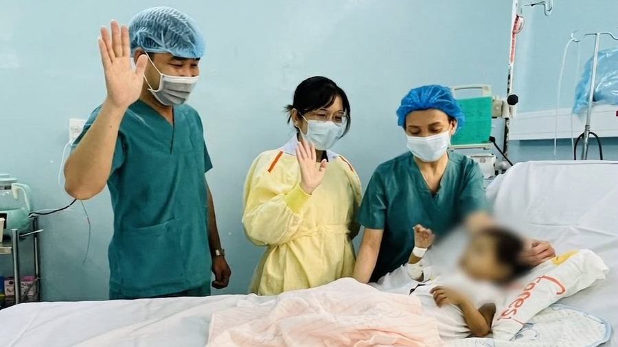Bé Nguyễn Hồng Diệp (2 tuổi, ngụ ở Lâm Đồng) có mẹ đã qua đời vì bệnh lupus ban đỏ hệ thống, còn người hiến gan là cha ruột của bé. Gia đình bé đặc biệt khó khăn đã được hỗ trợ và hoàn thành ca ghép gan tại Bệnh viện Nhi đồng 2, TP HCM. (Ảnh: Bộ Y tế) Bé Nguyễn Hồng Diệp (2 tuổi, ngụ ở Lâm Đồng) có mẹ đã qua đời vì bệnh lupus ban đỏ hệ thống, còn người hiến gan là cha ruột của bé. Gia đình bé đặc biệt khó khăn đã được hỗ trợ và hoàn thành ca ghép gan tại Bệnh viện Nhi đồng 2, TP HCM. (Ảnh: Bộ Y tế)
