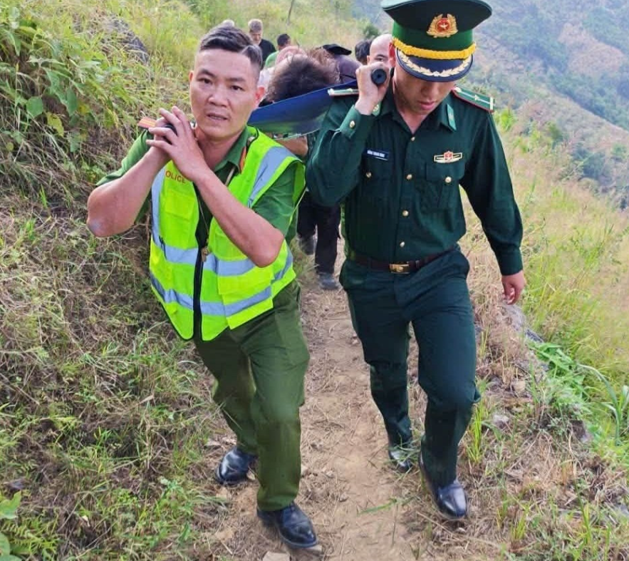 Công an xã Lũng Cú đã phối hợp với lực lượng biên phòng cứu hộ, đưa nạn nhân tới vị trí an toàn. Ảnh: CACC