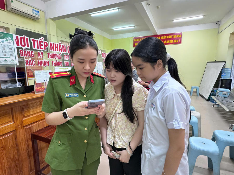 Công an phường Biên Hòa hướng dẫn người dân góp ý các dự thảo Luật thông qua việc sử dụng tài khoản định danh điện tử VNeID.