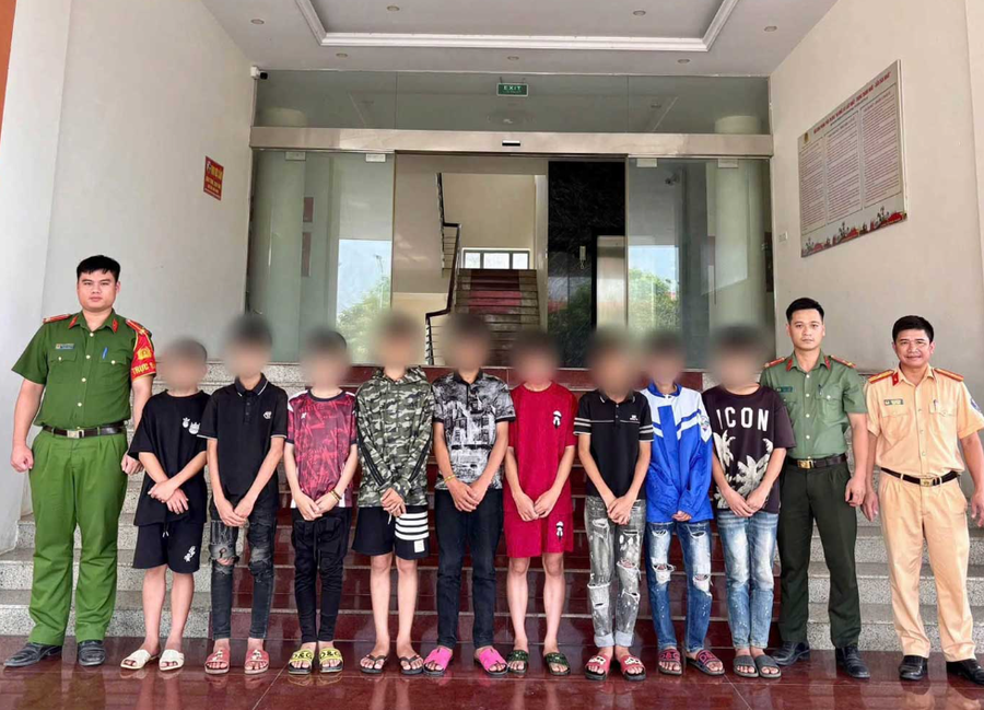 Công an làm rõ nhóm thanh thiếu niên liên quan đến vụ ném đá vào xe khách, xe tải trên cao tốc Nội Bài - Lào Cai. Ảnh: Công an xã Bảo Thắng