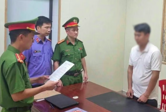 Cơ quan điều tra đã khởi tố tài xế xe tải về tội chống người thi hành công vụ.

