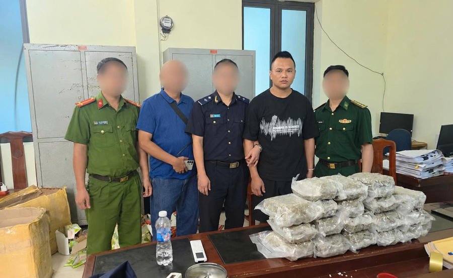 Số hàng vận chuyển qua của khẩu quốc tế Cầu Treo nghi là cần sa được lực lượng chức năng phát hiện, bắt giữ.
