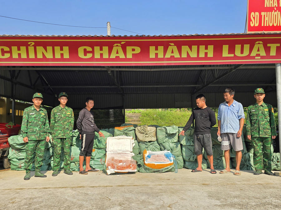 Lực lượng Bộ đội Biên phòng Quảng Ninh cùng những người liên quan và số thực phẩm đông lạnh không rõ nguồn gốc bị thu giữ.