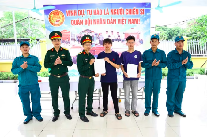 Thanh niên phường Mông Dương viết đơn tình nguyện nhập ngũ, thể hiện tinh thần trách nhiệm đối với nhiệm vụ xây dựng và bảo vệ Tổ quốc
Thanh niên phường Mông Dương viết đơn tình nguyện nhập ngũ, thể hiện tinh thần trách nhiệm đối với nhiệm vụ xây dựng và bảo vệ Tổ quốc