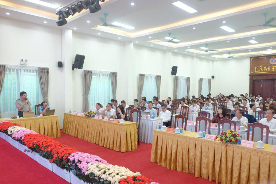 Đồng chí Nguyễn Huy Hùng - Trưởng ban Ban Kế hoạch - Tài chính, Cục QLTHADS trình bày chuyên đề triển khai dự án đầu tư công. Ảnh Thu Nguyễn.