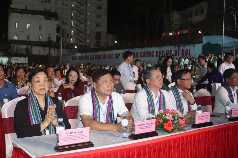 Các đại biểu tham dự buổi lễ.