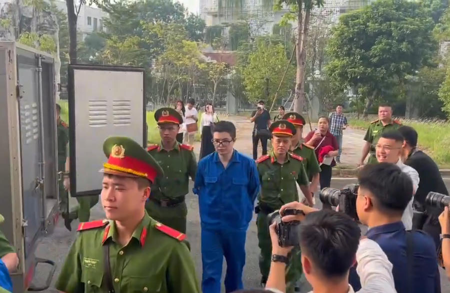 Phó Đức Nam (tức Mr Pips) được dẫn giải đến phiên tòa.