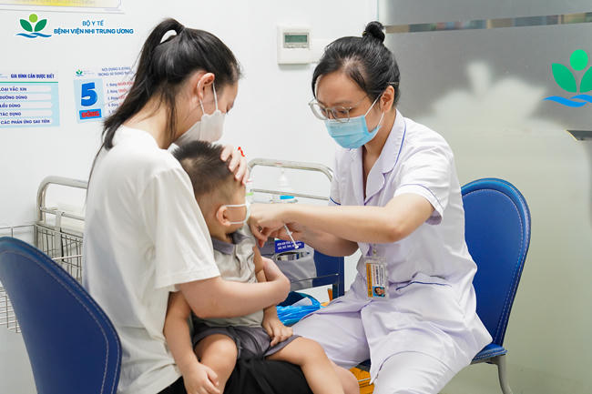 Tiêm chủng vắc xin là biện pháp phòng bệnh hiệu quả nhất để làm giảm tỷ lệ mắc bệnh và tỷ lệ tử vong do các bệnh truyền nhiễm. (Ảnh: Bệnh viện Nhi Trung ương)