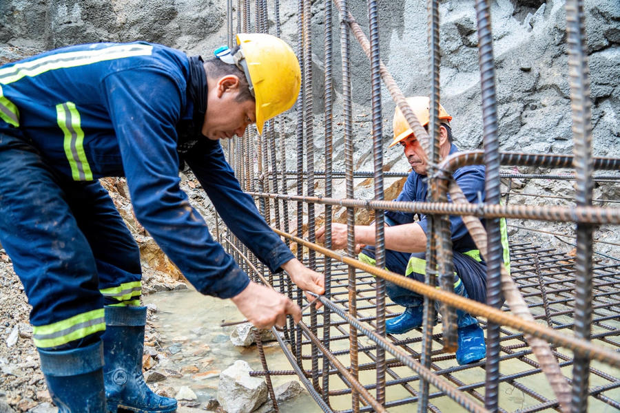 Các hạng mục thoát nước, kết cấu mặt đường và hoàn thiện cửa hầm tiếp tục được triển khai