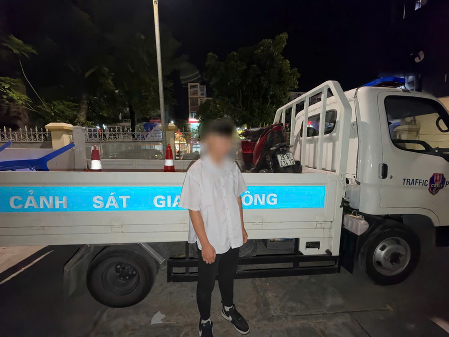 Nam thanh niên cùng phương tiện vi phạm. (Ảnh: CATH)