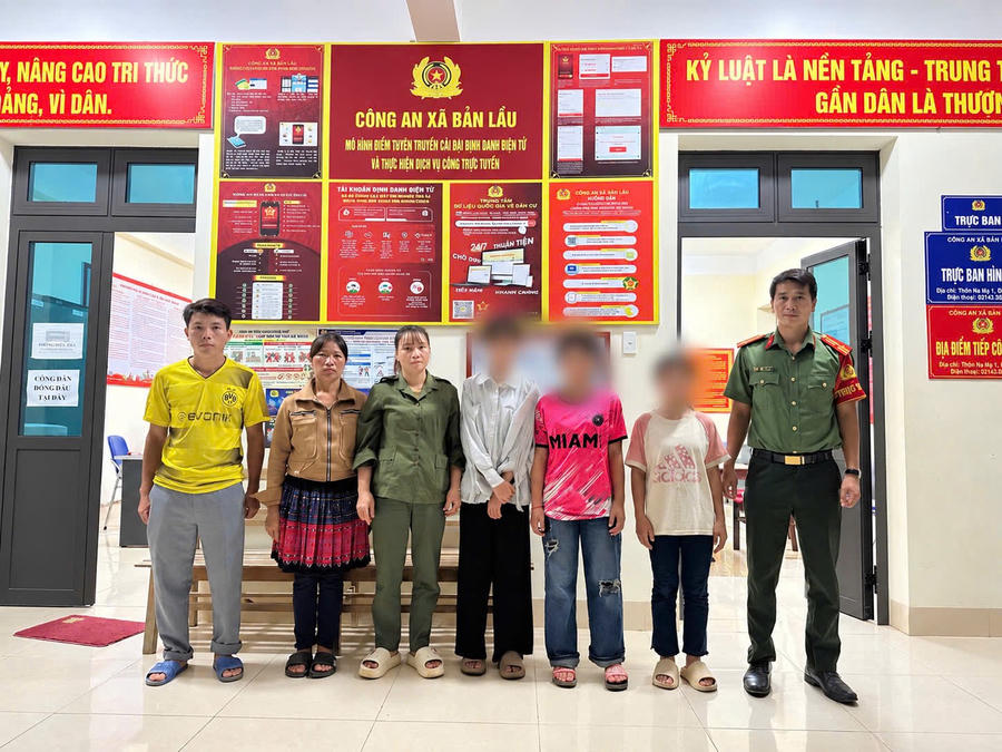 Gia đình 03 cháu bé đến đón tại trụ sở Công an xã Bản Lầu.
