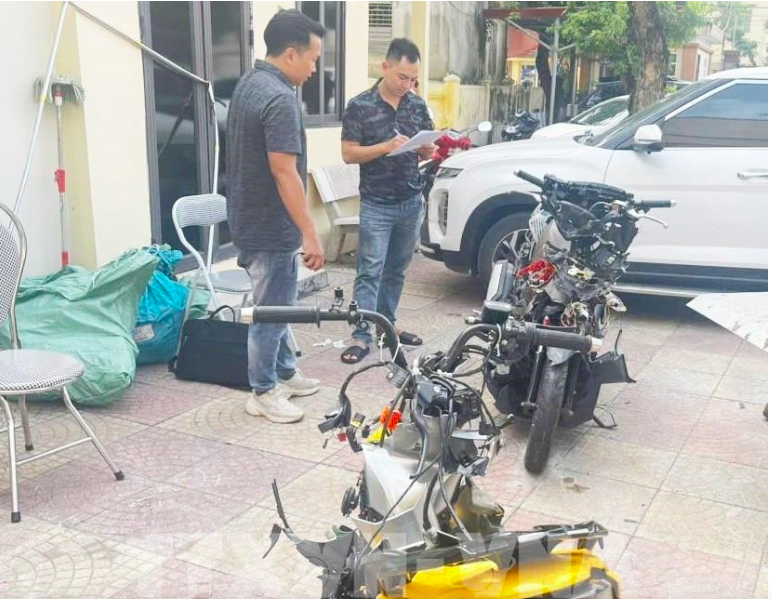 Lực lượng chức năng khám nghiệm xe mô tô trong vụ tai nạn. Ảnh: TTXVN
Lực lượng chức năng khám nghiệm xe mô tô trong vụ tai nạn. Ảnh: TTXVN