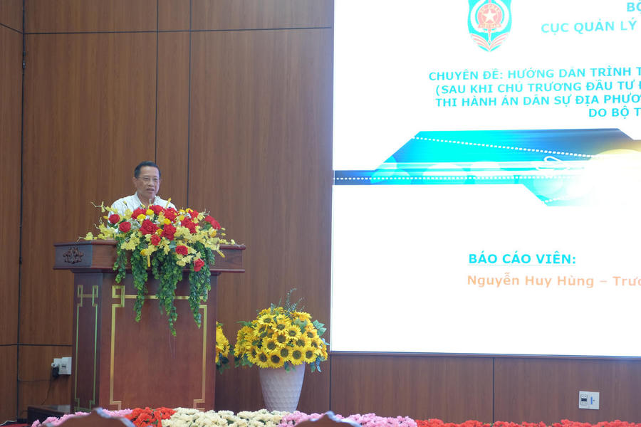 Đồng chí Nguyễn Xuân Hồng - Trưởng THADS tỉnh Gia Lai trình bày tham luận. Ảnh Thu Nguyễn.