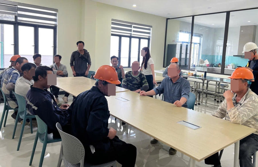Nhiều lao động người nước ngoài làm việc không có giấy phép tại Khu công nghiệp Tam Thăng 2 - Ảnh Công an TP Đà Nẵng.