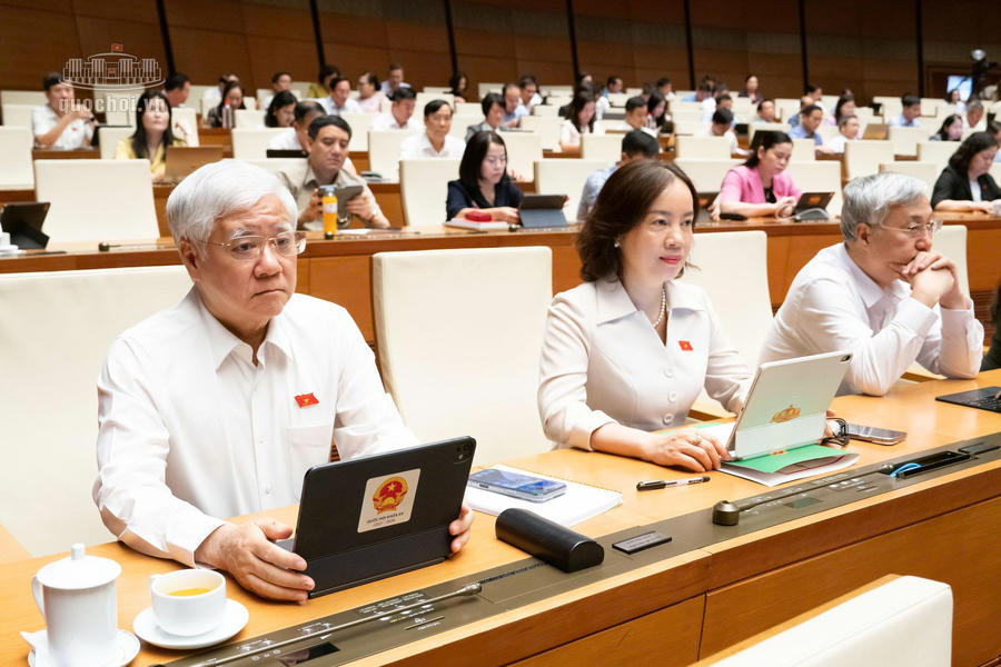 Phó Chủ tịch Thường trực Quốc hội Đỗ Văn Chiến cùng các đại biểu tại phiên họp. Ảnh: quochoi.vn