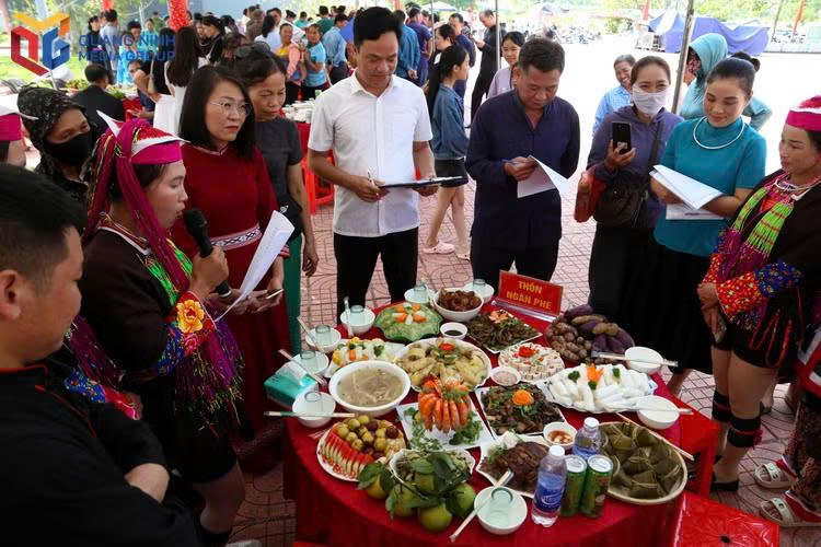 Đại diện các thôn giới thiệu nét văn hóa ẩm thực độc đáo của bản làng trong phần thi thuyết trình. Ảnh: Báo Quảng Ninh