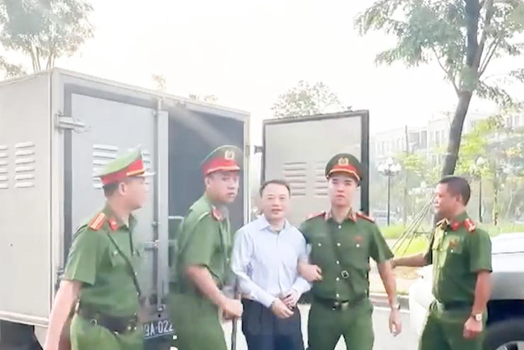 Nguyễn Hòa Bình (tức Shark Bình) được dẫn giải đến phiên tòa