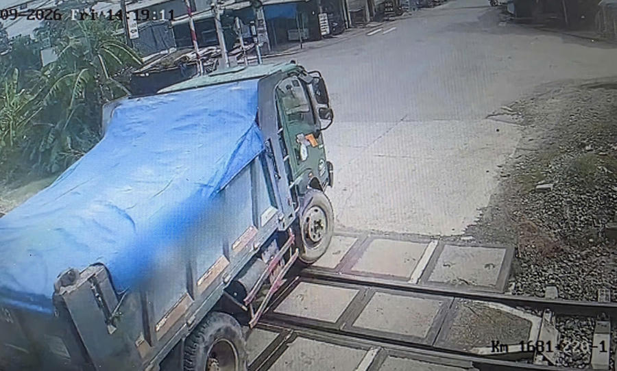 Ô tô vượt qua đường ngang khi đèn đỏ đã bật sáng.
