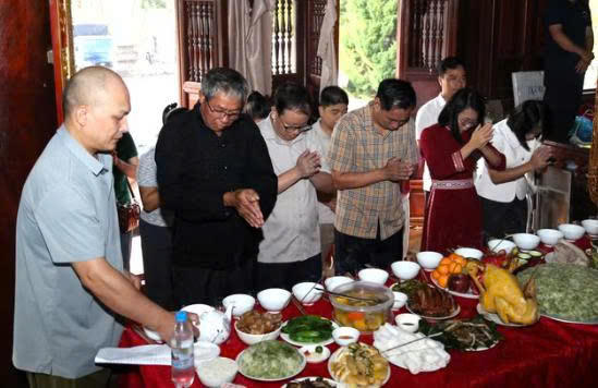 Nghi thức dâng hương tạ ơn trời đất, tổ tiên được cử hành trang nghiêm theo đúng phong tục cổ truyền của người Tày. Nghi thức dâng hương tạ ơn trời đất, tổ tiên được cử hành trang nghiêm theo đúng phong tục cổ truyền của người Tày.