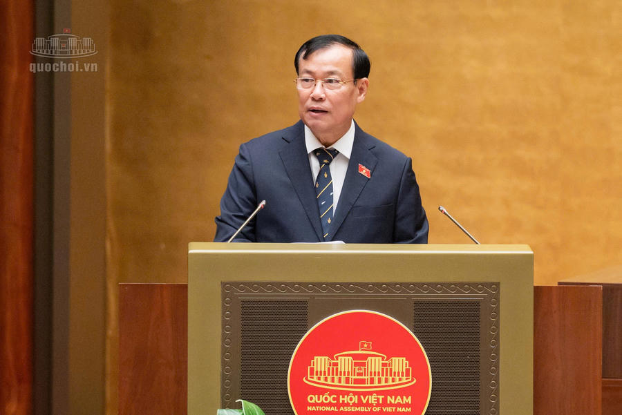 Chủ nhiệm Ủy ban Quốc phòng, An ninh và Đối ngoại, Thượng tướng Lê Tấn Tới trình bày báo cáo tóm tắt thẩm tra dự án Luật. Ảnh: quochoi.vn