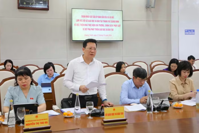 Lãnh đạo Sở GD&ĐT thành phố Quảng Ninh báo cáo tại buổi làm việc..