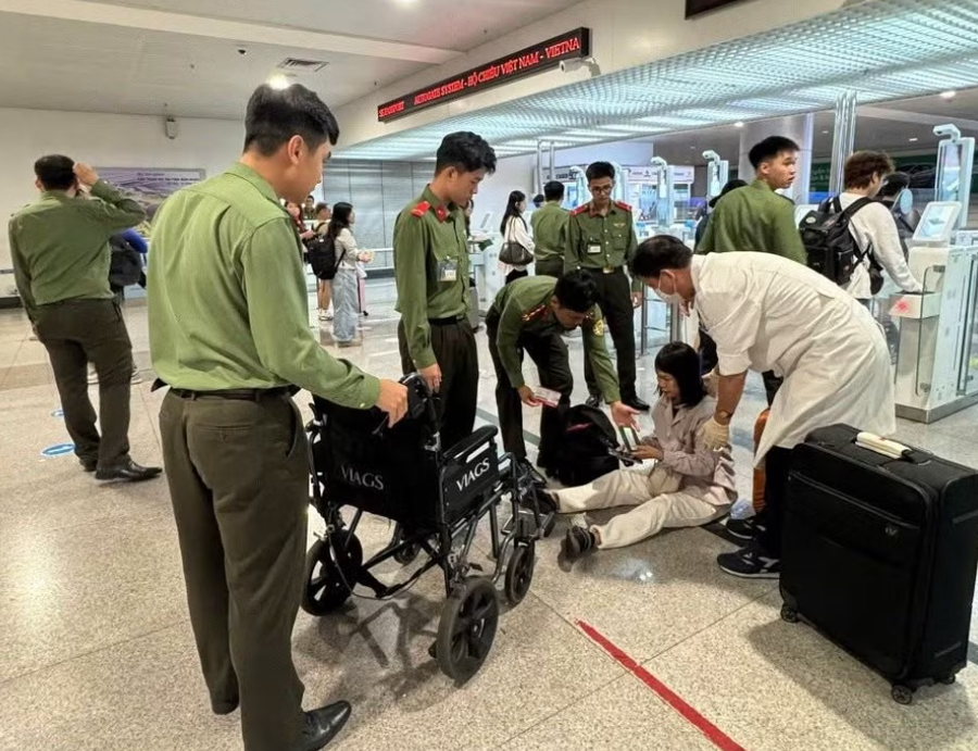 Các cán bộ chiến sĩ Công an Cửa khẩu Cảng hàng không quốc tế Tân Sơn Nhất kịp thời hỗ trợ hành khách có biểu hiện co giật, mất ý thức (Ảnh: Công an cung cấp)