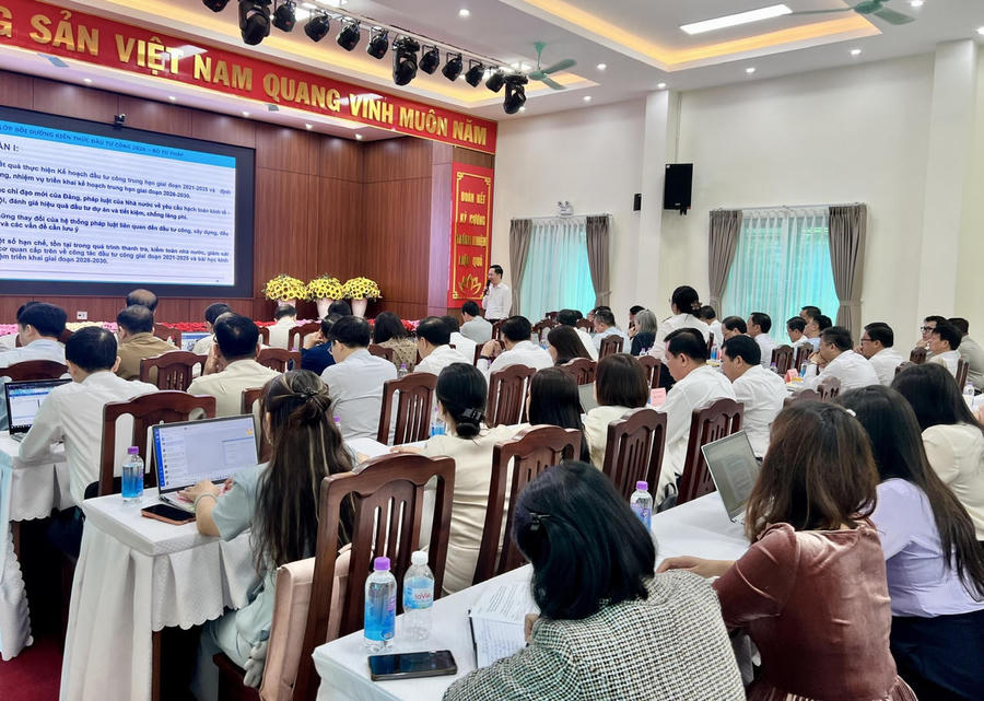 Đồng chí Lê Tiến Cường - Phó Cục trưởng Cục Kế hoạch - Tài chính điều hành phần trao đổi, thảo luận. Ảnh Thu Nguyễn.