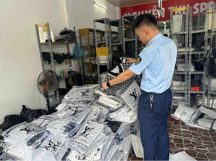 Quản lý thị trường Hà Nội xử phạt hơn 6,1 tỷ đồng, chuyển 12 vụ việc sang cơ quan điều tra trong 1 tháng.