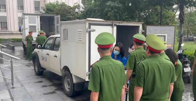 Các nữ bị cáo cũng được đưa đến phiên tòa.