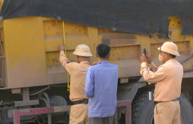 Đội CSGT Đường bộ số 1 phát hiện, kiểm tra phương tiện về tải trọng, kích thước thành thùng. Công an TP Quảng Ninh