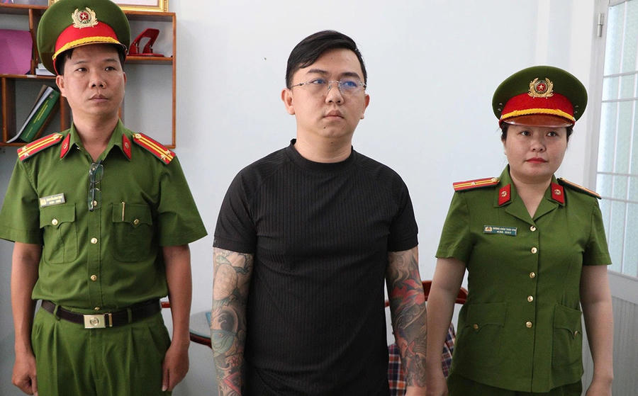 Đối tượng Nguyễn Ngọc Thuận tại cơ quan Công an. (Ảnh: CAVL)