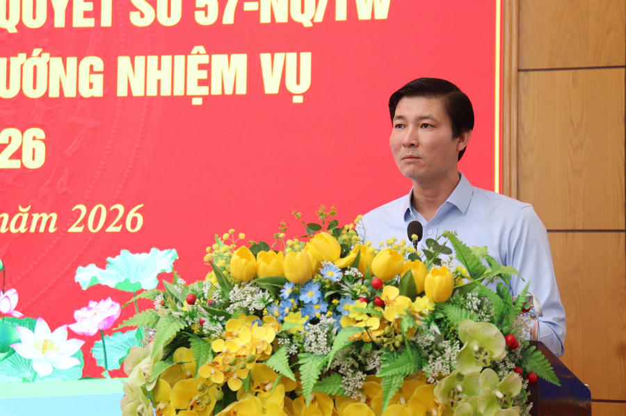 Các đại biểu trình bày tại hội nghị (ảnh: Khoa Vũ)