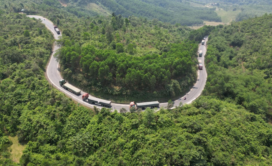Thời điểm chưa phân luồng, tuyến Quốc lộ 49 đi miền núi A Lưới "dày đặc" xe tải hạng nặng vào ban ngày. Ảnh: V.T