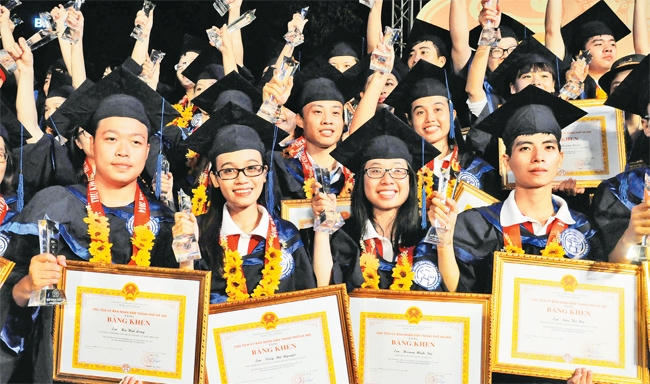 Bộ Nội vụ đề xuất thu nhập từ tiền lương, tiền thưởng của nhân tài và cộng sự được miễn thuế thu nhập cá nhân trong thời hạn 05 năm kể từ khi phát sinh thu nhập. (Ảnh minh họa: VGP)