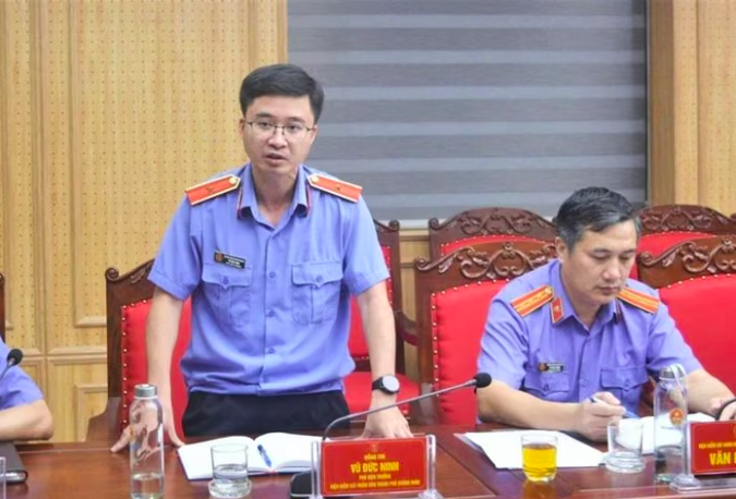 Ông Vũ Đức Ninh, Phó Viện trưởng VKSND TP Quảng Ninh phát biểu tại buổi làm việc.