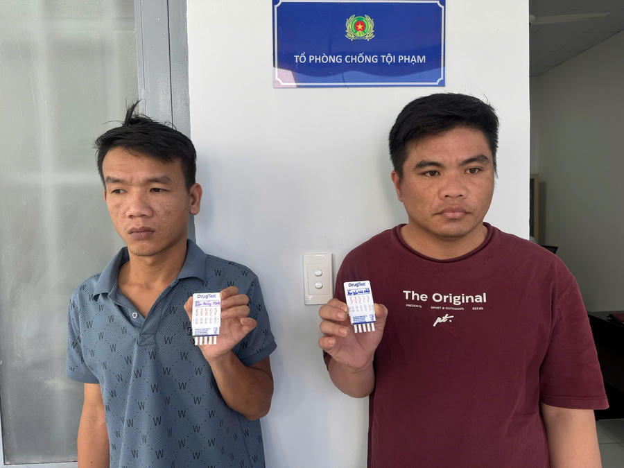 Hai đối tượng bị tạm giữ.