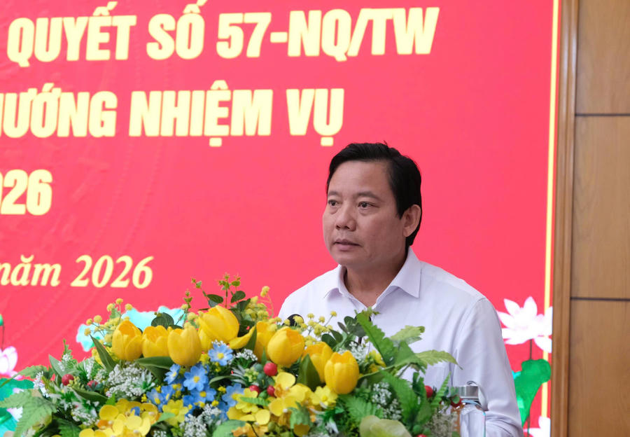 Các đại biểu trình bày tại hội nghị (ảnh: Khoa Vũ)