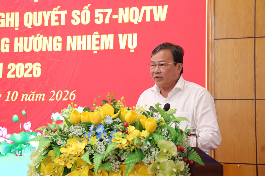 Các đại biểu trình bày tại hội nghị (ảnh: Khoa Vũ)