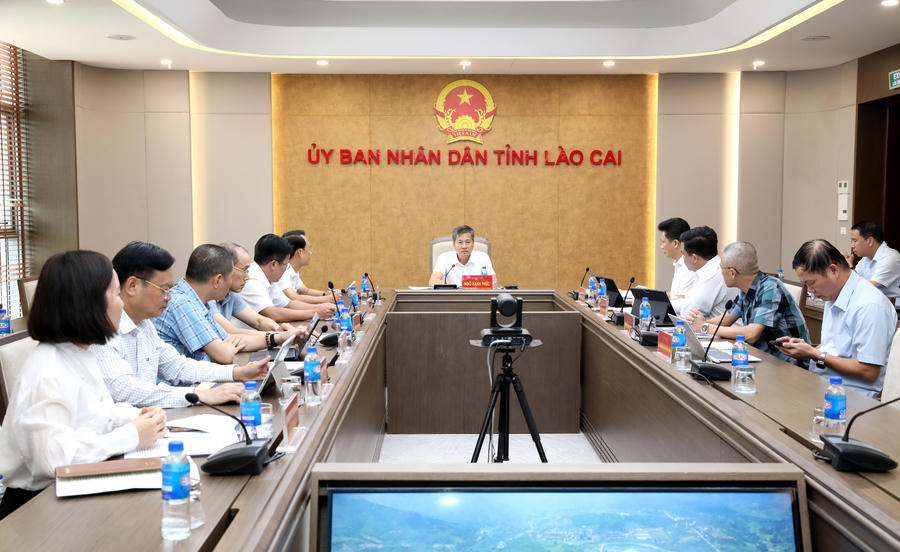 Ông Ngô Hạnh Phúc - Ủy viên Ban Thường vụ Tỉnh ủy, Phó Chủ tịch Thường trực UBND tỉnh chủ trì cuộc họp. (Ảnh: CTTĐT Lào Cai).
