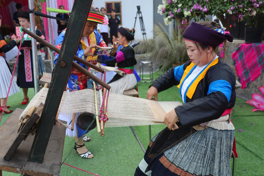 Dệt thổ cẩm là một trong những nghề truyền thống được trình diễn trong lễ hội.