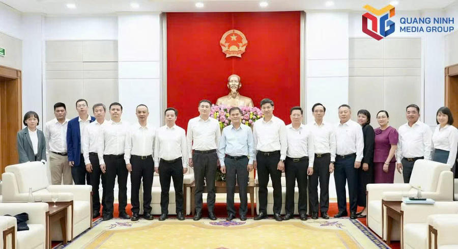 Các đồng chí lãnh đạo thành phố Quảng Ninh và Đoàn Công tác Quảng Tây (Trung Quốc) chụp ảnh lưu niệm. Ảnh: Báo Quảng Ninh