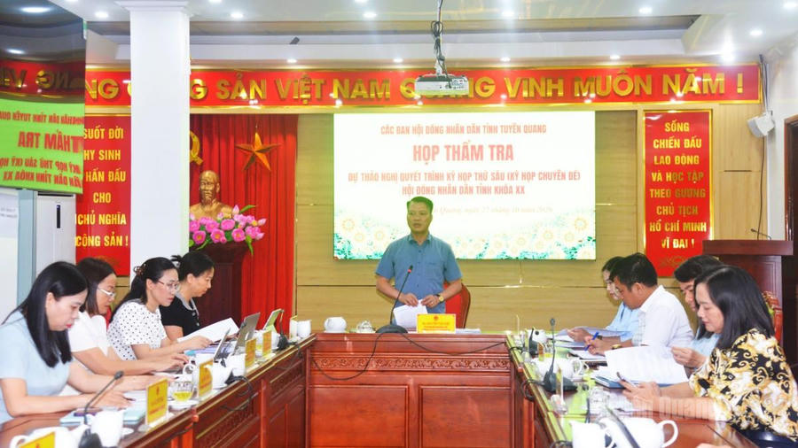 Ông Nguyễn Văn Việt, Trưởng ban Dân tộc HĐND tỉnh Tuyên Quang phát biểu tại cuộc họp.