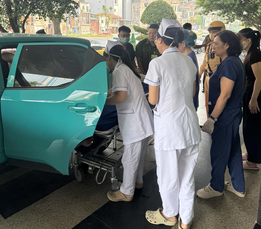 CSGT Hà Nội đã nhanh chóng sử dụng mô tô chuyên dụng mở đường hỗ trợ sản phụ.