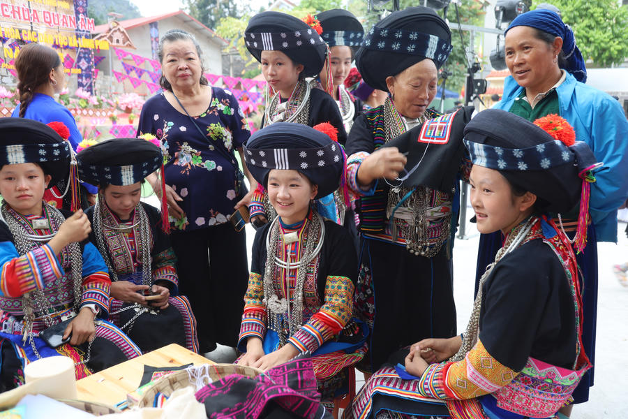 Những phụ nữ, thiếu nữ người Mông trong trang phục truyền thống.