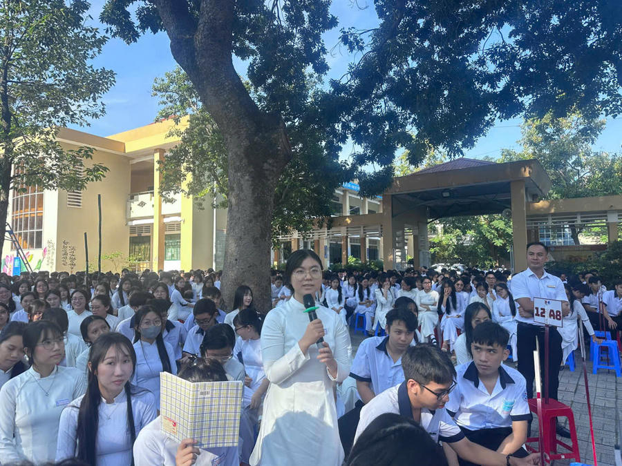 Đại diện học sinh ở trường c&oacute; nhiều &yacute; kiến đ&oacute;ng g&oacute;p v&agrave; trao đổi trong chương tr&igrave;nh ph&aacute;p luật hiện nay.