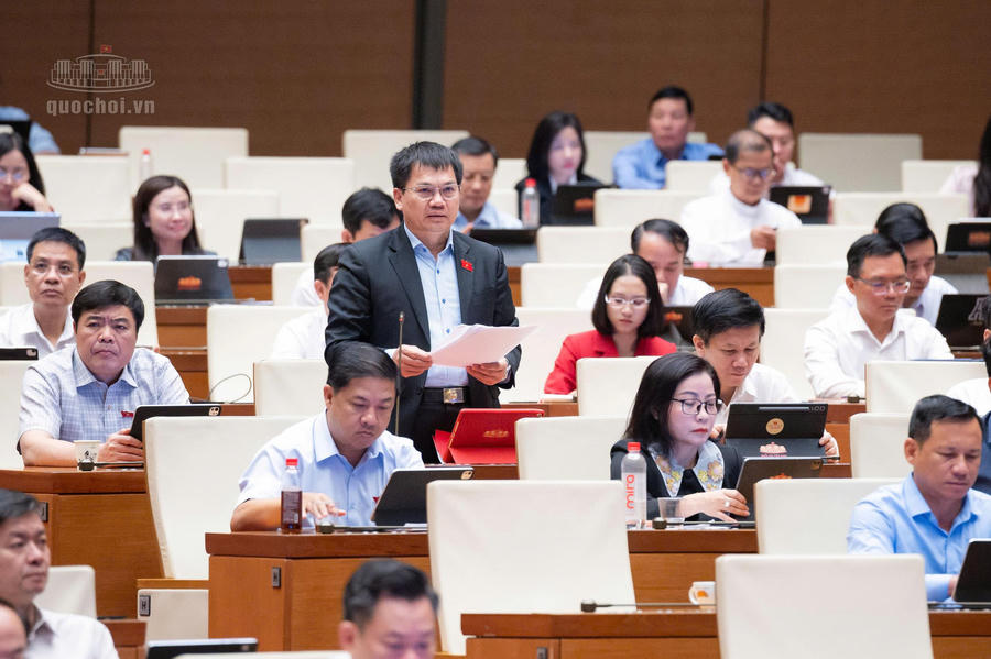 Đại biểu Dương Khắc Mai, Đoàn ĐBQH tỉnh Lâm Đồng phát biểu. Ảnh: quochoivn