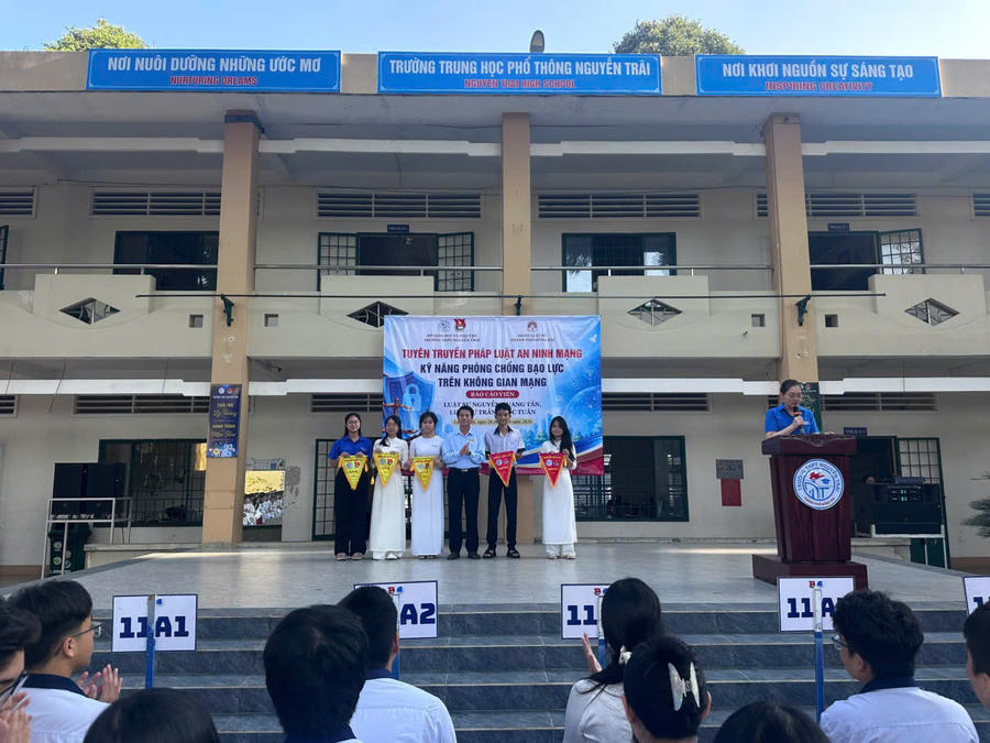 Tuy&ecirc;n truyền ph&aacute;p luật an ninh mạng, trang bị kỹ năng ph&ograve;ng chống bạo lực tr&ecirc;n kh&ocirc;ng gian mạng cho học sinh.