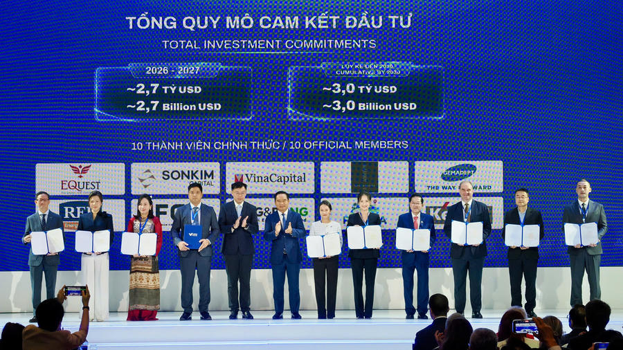 Chủ tịch UBND TP HCM Nguyễn Văn Được và Phó Chủ tịch UBND TP HCM Trương Minh Huy Vũ chúc mừng đại diện 10 thành viên chính thức của Trung tâm Tài chính quốc tế Việt Nam tại TP HCM. (Ảnh: Cổng TTĐT TP HCM)